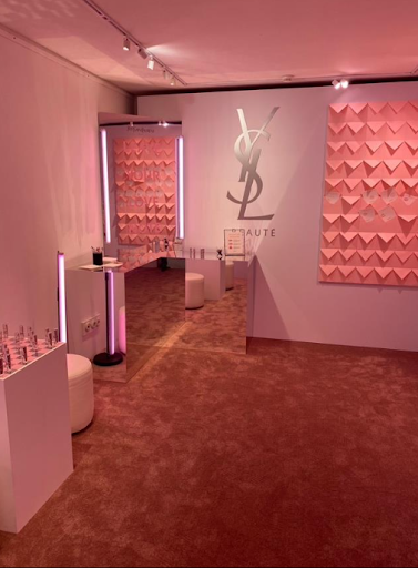 Photo personnelle – Pop-up YSL Loveshine factory (2024).