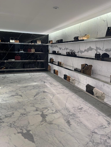 Photo personnelle - Boutique temporaire Saint Laurent, rue du Faubourg Saint Honoré (2024).