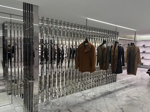 Photo personnelle - Boutique temporaire Saint Laurent, rue du Faubourg Saint Honoré 2 (2024).